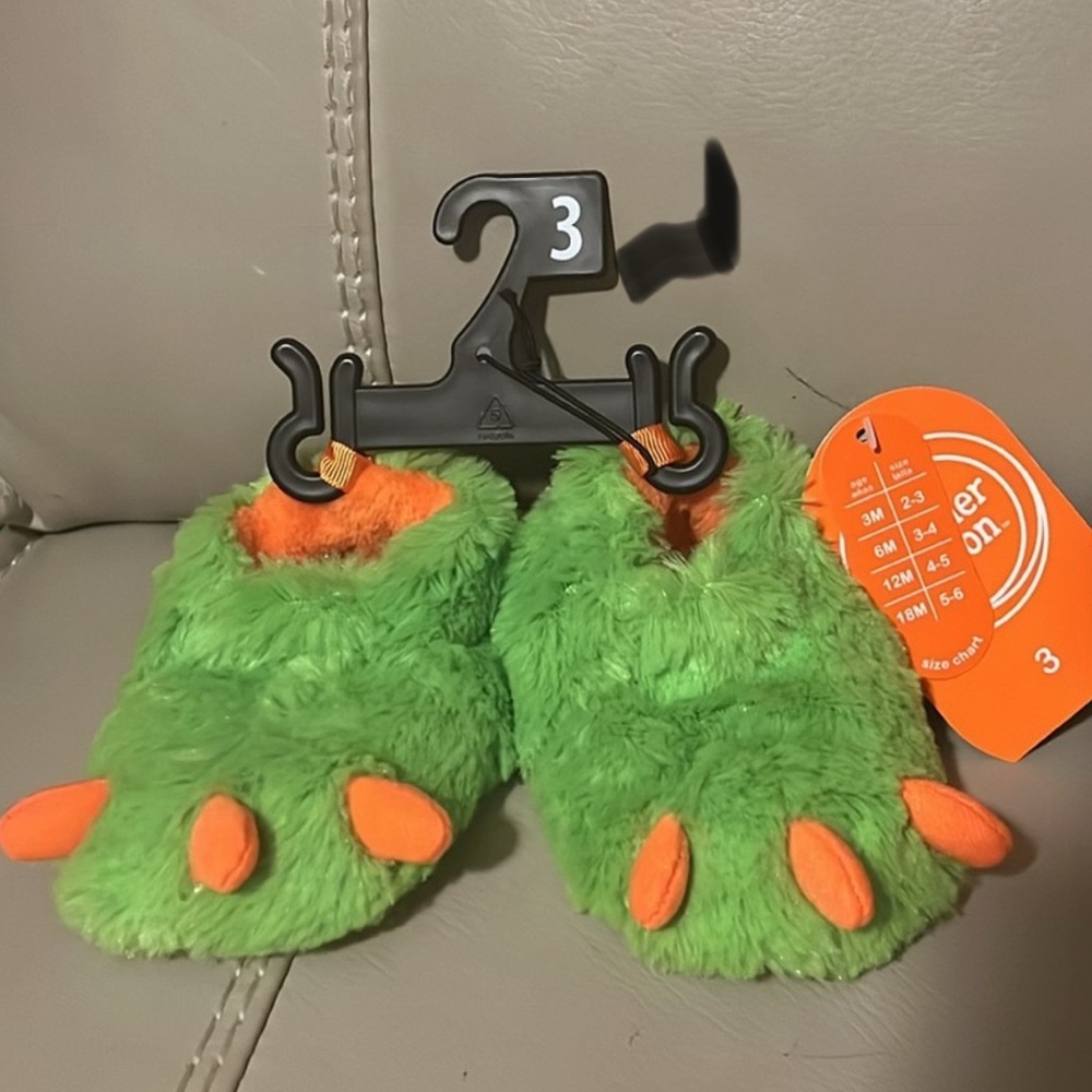 Wonder Nation Green and Orange Fuzzy Dinosaur Claws Slippers Size 3